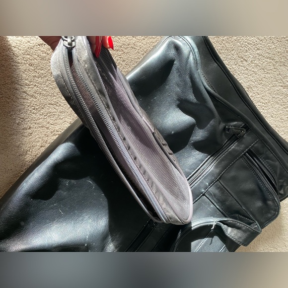 Tumi Classic Black Leather Briefcase/ Carry On Travel Bag - Picture 11 of 12